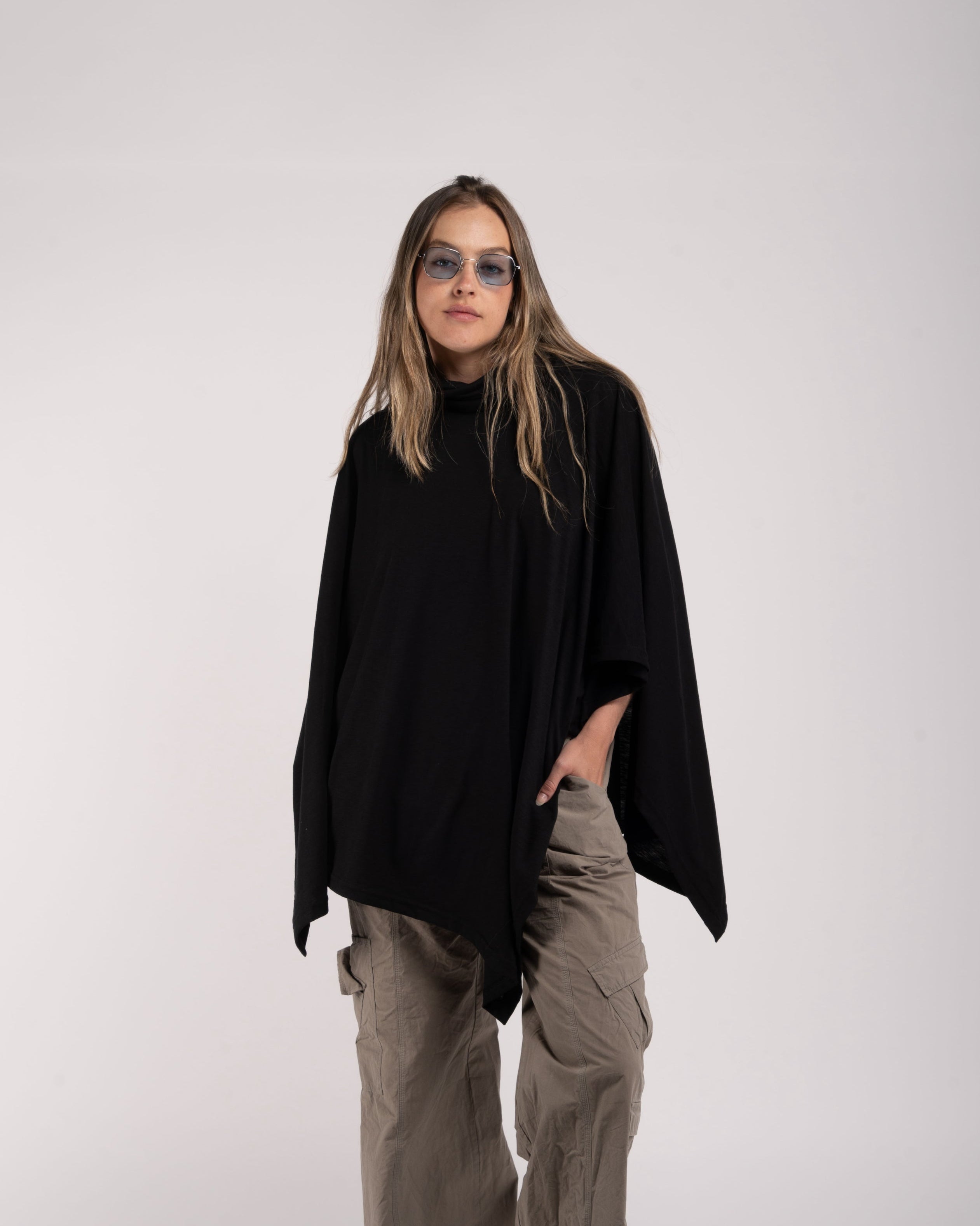 Poncho negro de cuello alto drapeado