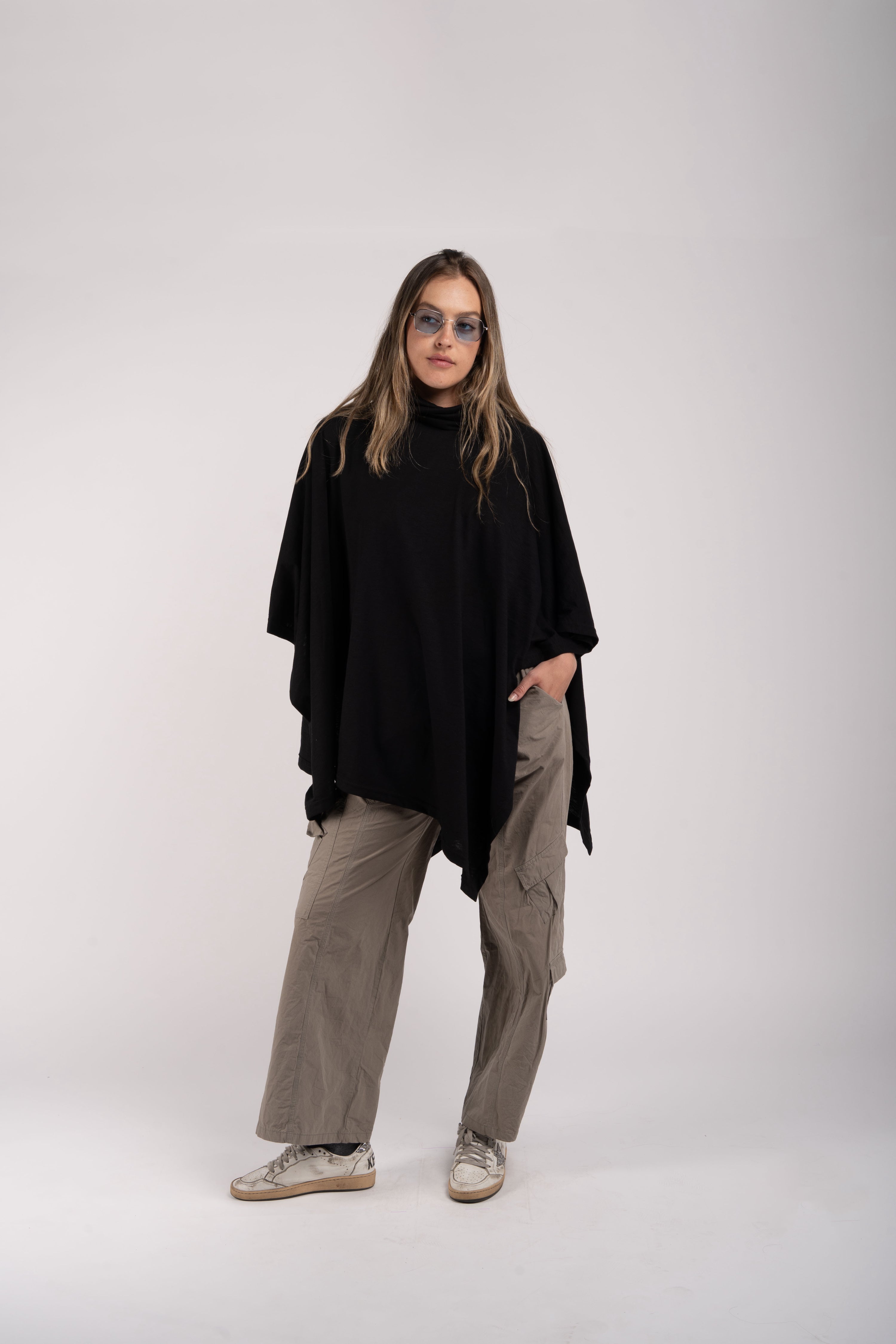 Poncho negro de cuello alto drapeado