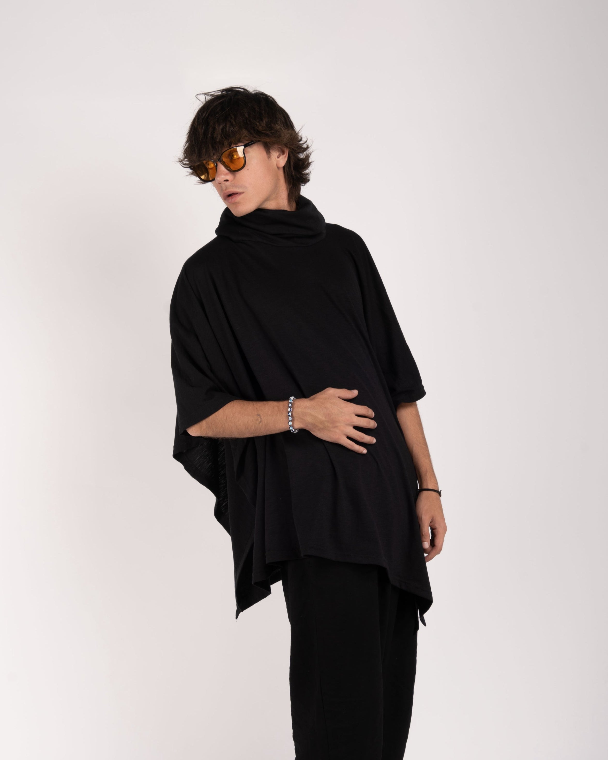 Poncho negro de cuello alto drapeado