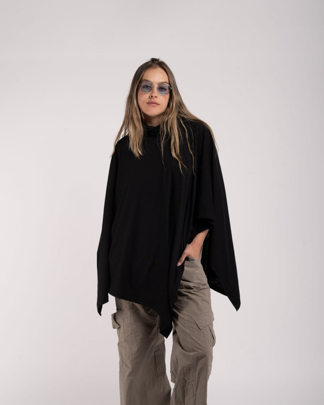 Poncho negro de cuello alto drapeado