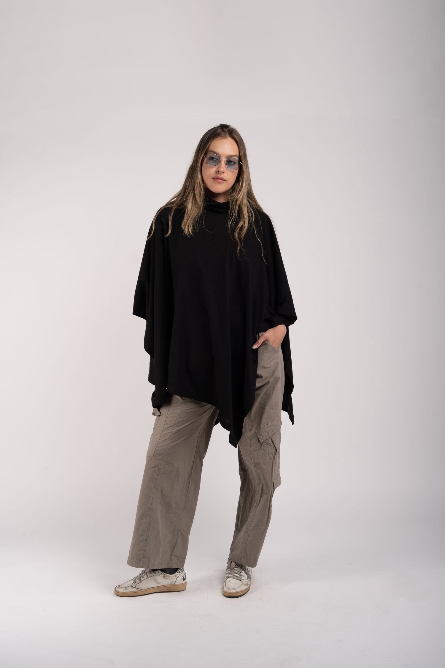 Poncho negro de cuello alto drapeado