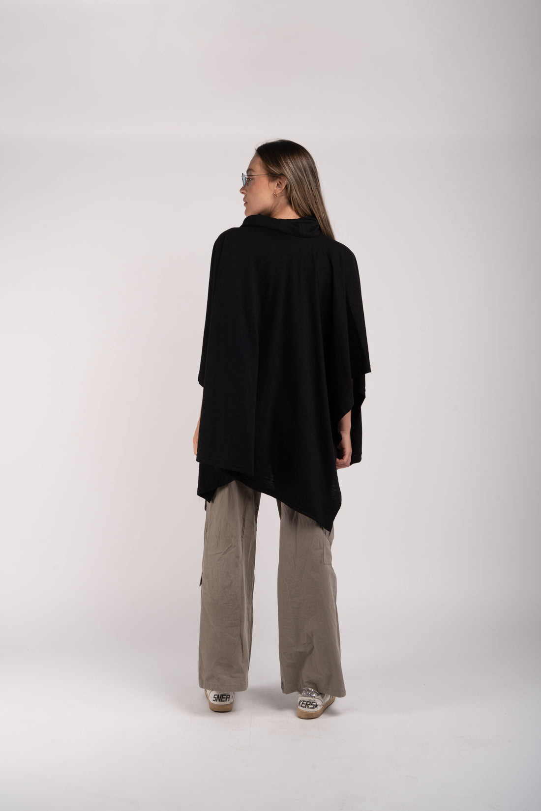 Poncho negro de cuello alto drapeado