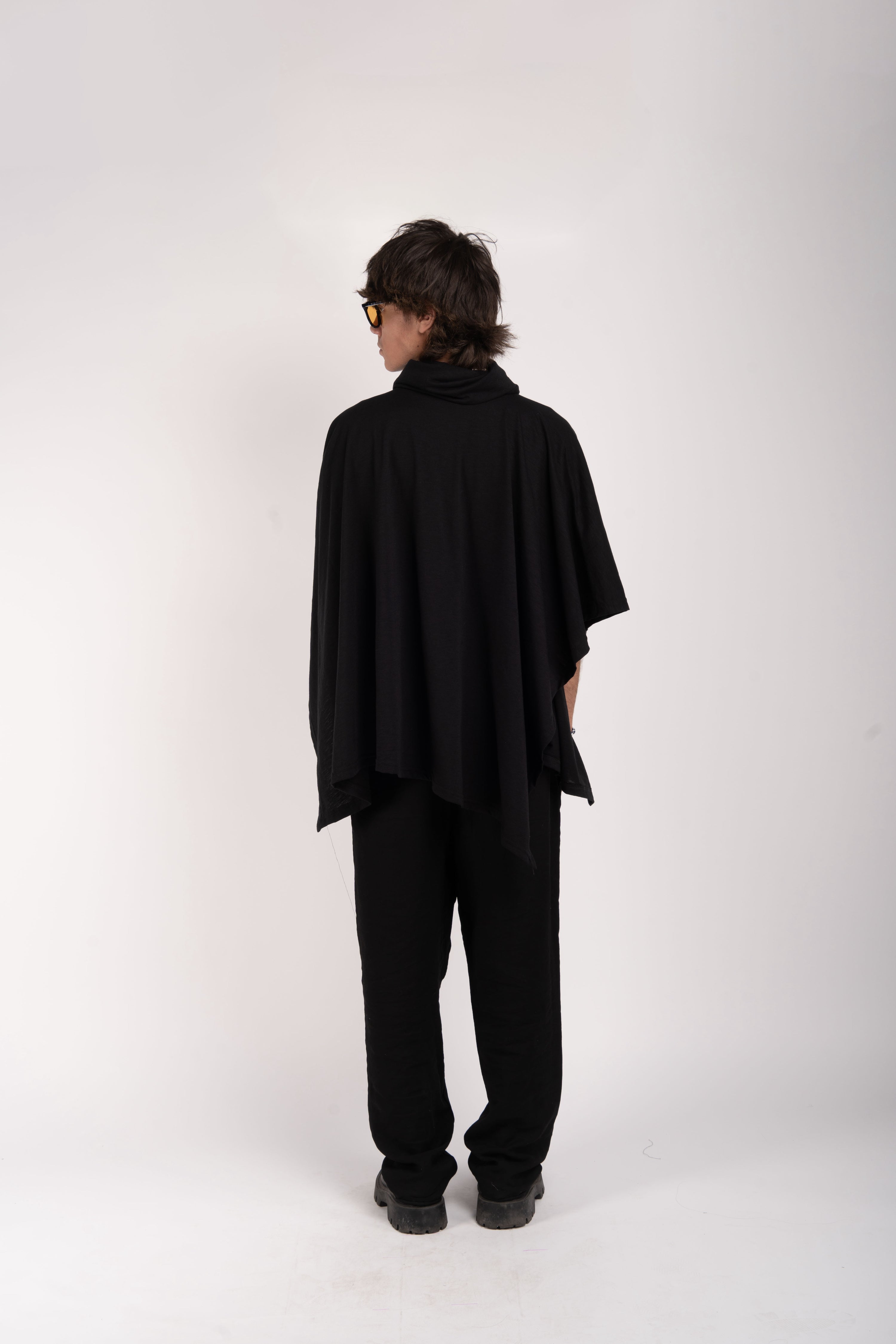 Poncho negro de cuello alto drapeado